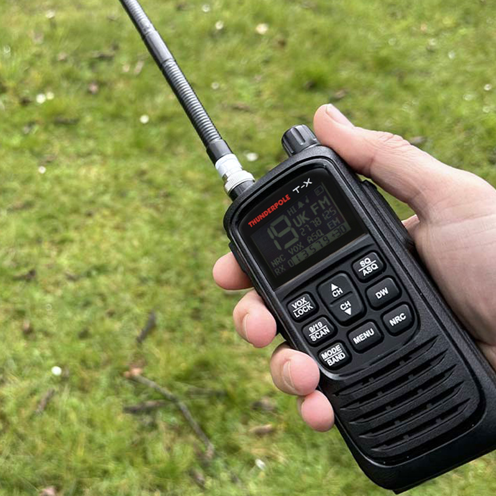 Illustratsioon käsijaamast (VHF/UHF) oranži ja sinise taustaga