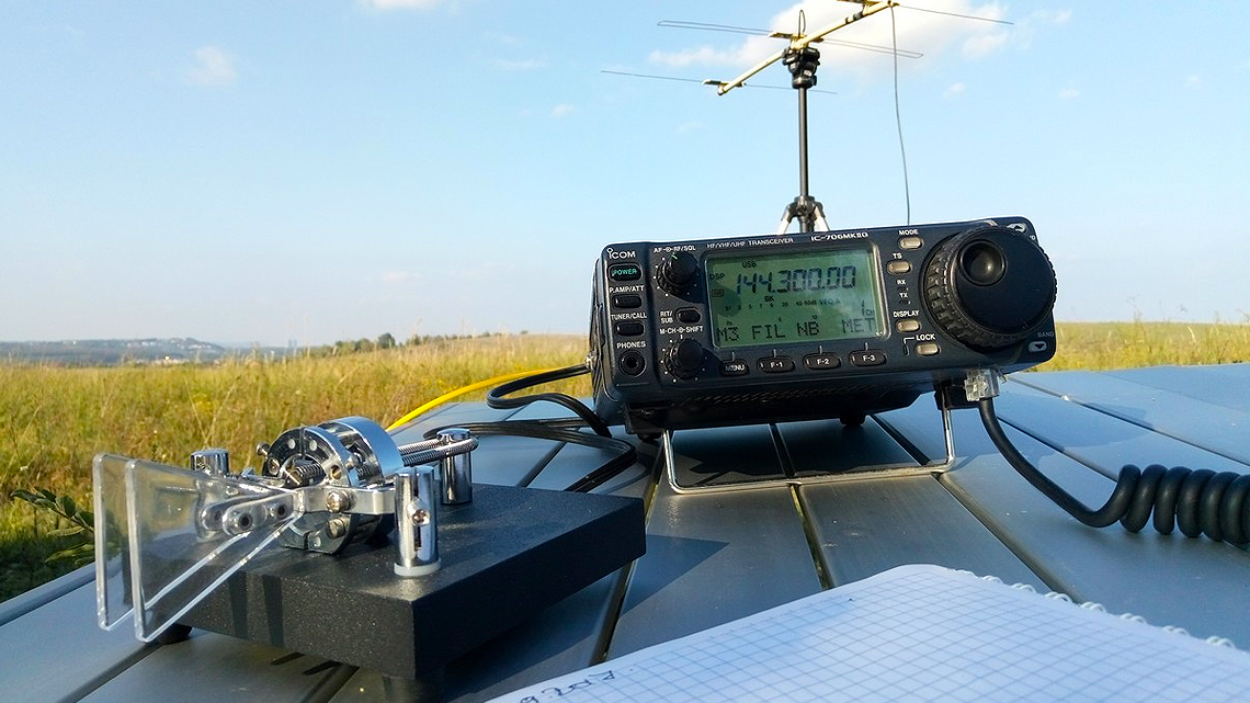 Illustratsioon kodusest raadiojaamast ja paneelist sinisel taustal